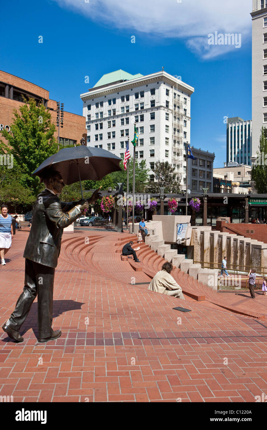 Figura in bronzo con un ombrello sul Pioneer Courthouse Square, Portland, Oregon, Stati Uniti d'America Foto Stock