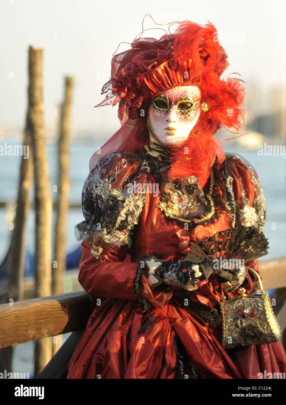 Una donna che indossa costumi di carnevale pone in San Marco Foto Stock