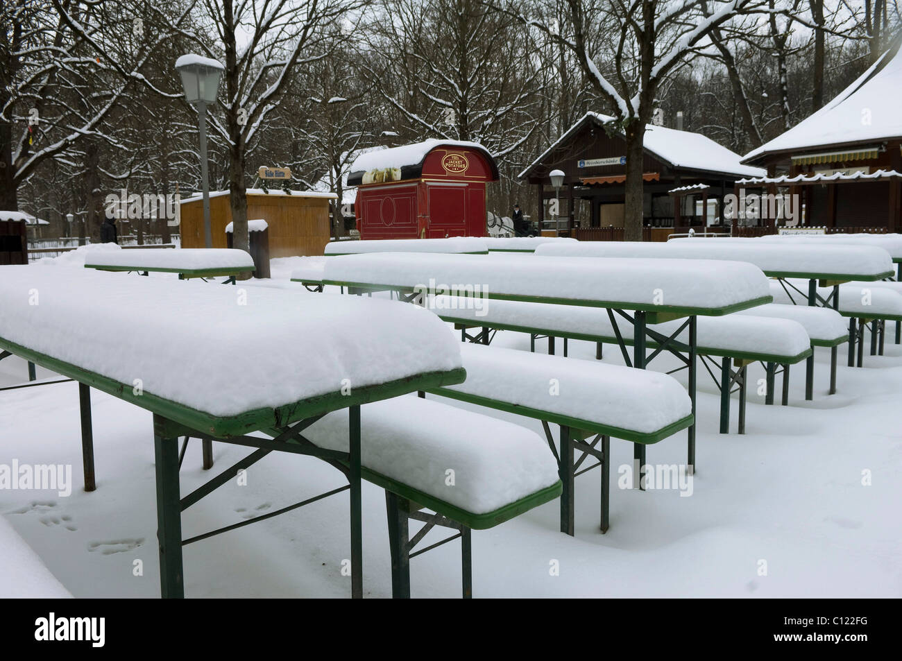 Giardino della birra presso la Chinesischer Turm in inverno, Parco Englischer Garten, Monaco di Baviera, Germania, Europa Foto Stock