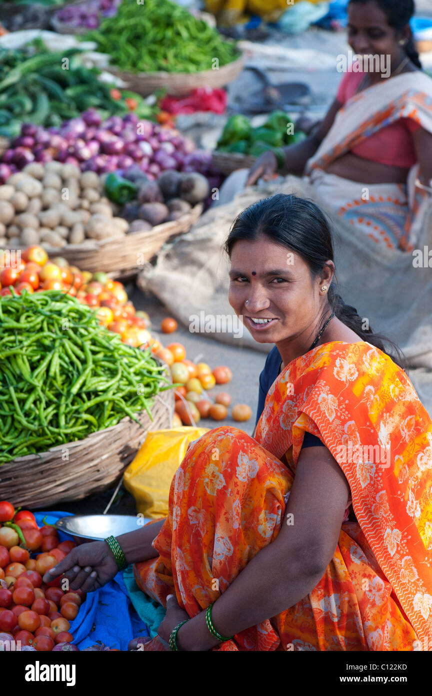 Felice donna indiana trading in una strada mercato ortofrutticolo in Puttaparthi, Andhra Pradesh, India Foto Stock