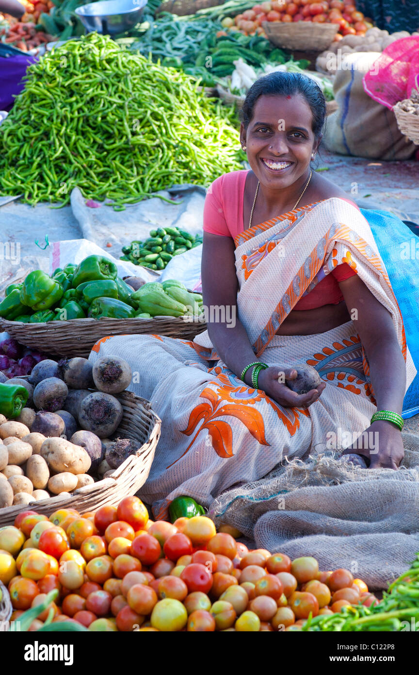 Felice donna indiana trading in una strada mercato ortofrutticolo in Puttaparthi, Andhra Pradesh, India Foto Stock