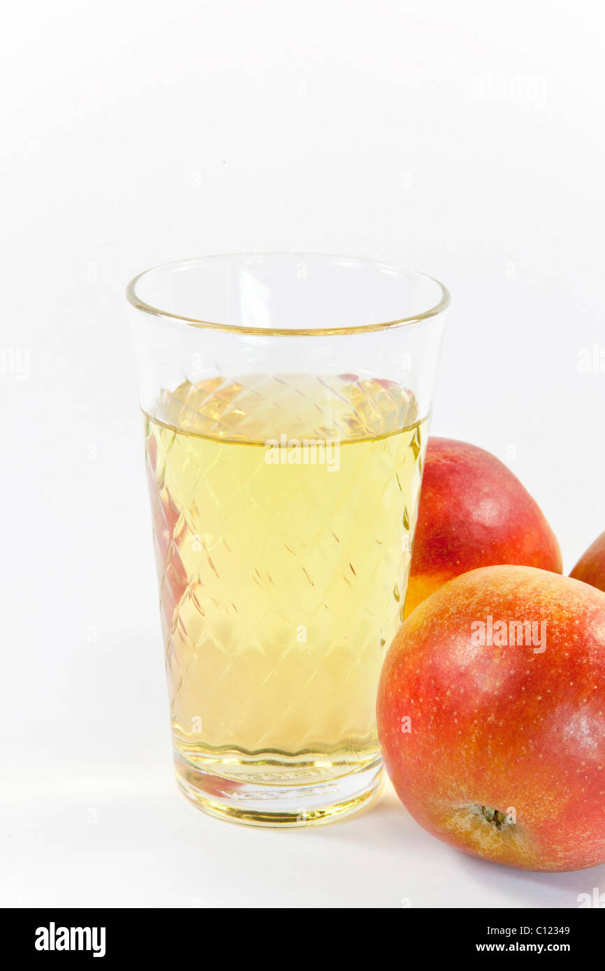 Il sidro di mele, Hessian specialità, o succo di mela, mele e bicchiere di sidro di mele Foto Stock