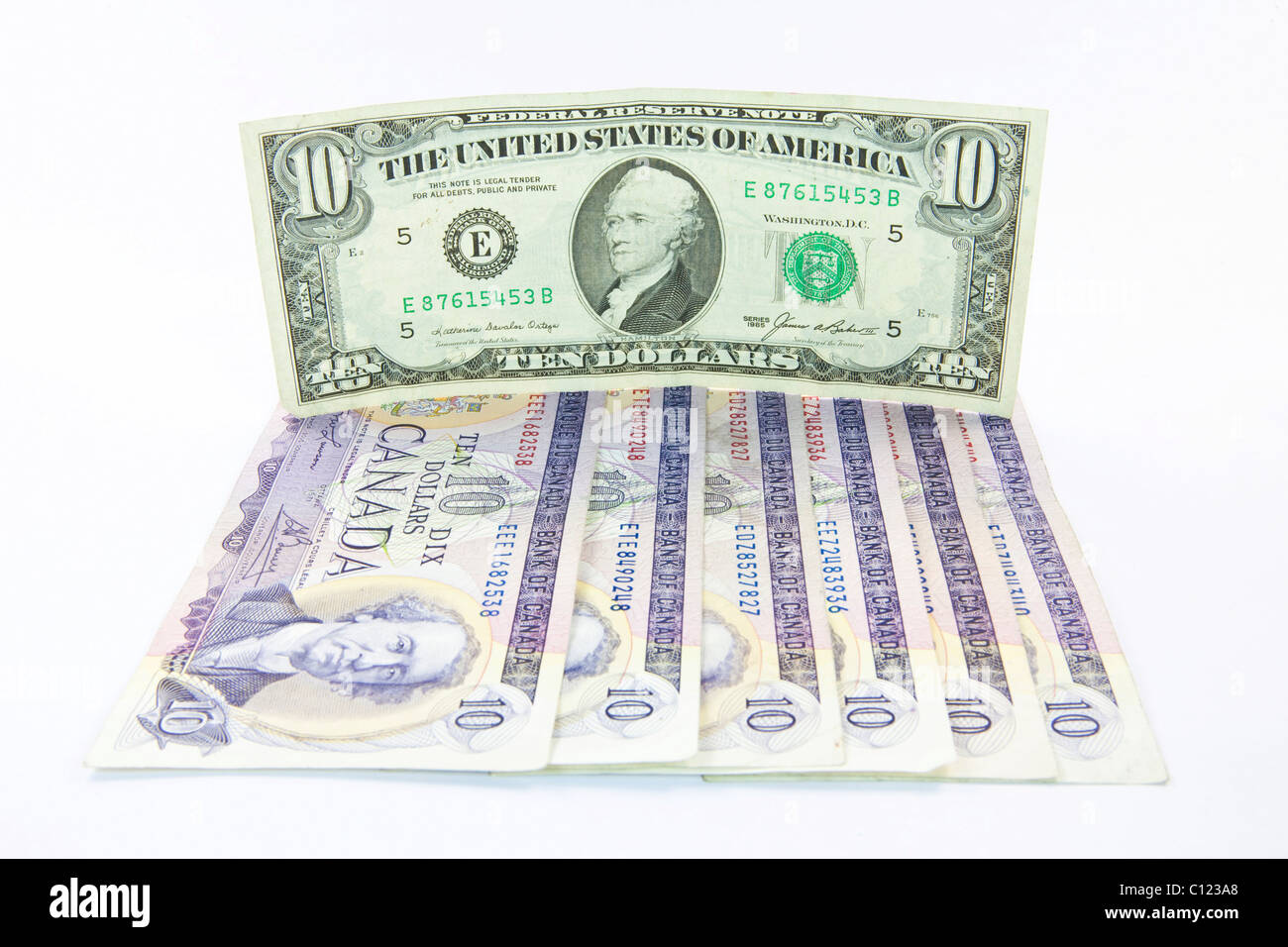 Dollari canadesi nella parte anteriore di un dollaro americano Foto Stock