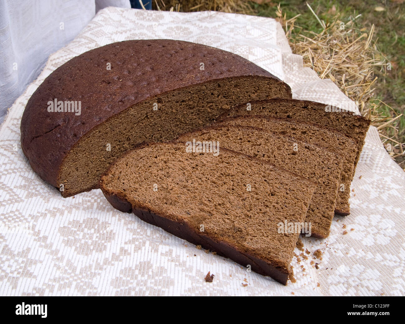 Freschi Fatti in casa di segale nero rotondo a fette di pane sono su tovaglie di lino Foto Stock