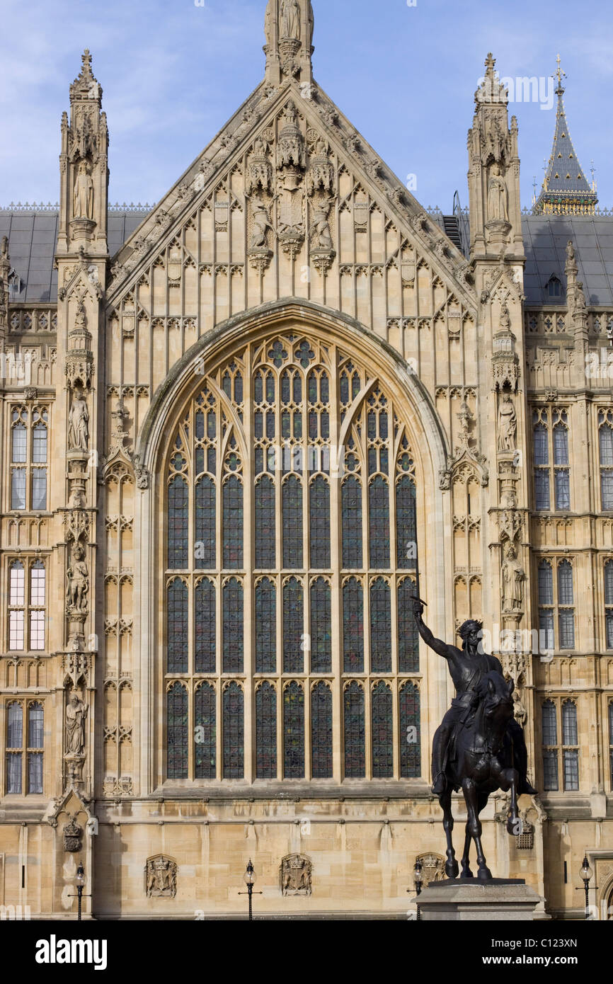 Richard il cuore di leone sul suo cavallo fuori le case del Parlamento City of Westminster London Inghilterra England Foto Stock