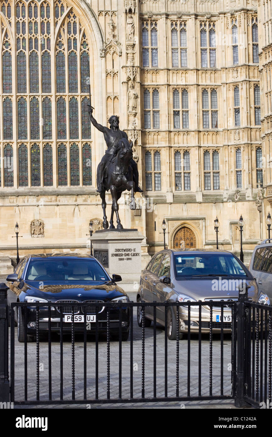 Richard il cuore di leone sul suo cavallo fuori le case del Parlamento City of Westminster London Inghilterra England Foto Stock