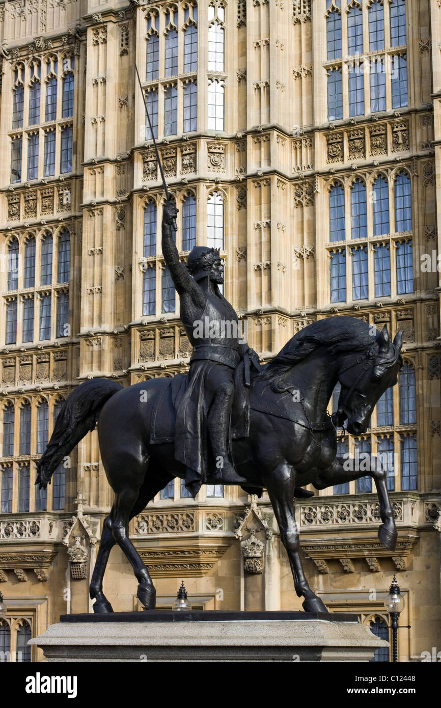 Richard il cuore di leone sul suo cavallo fuori le case del Parlamento City of Westminster London Inghilterra England Foto Stock