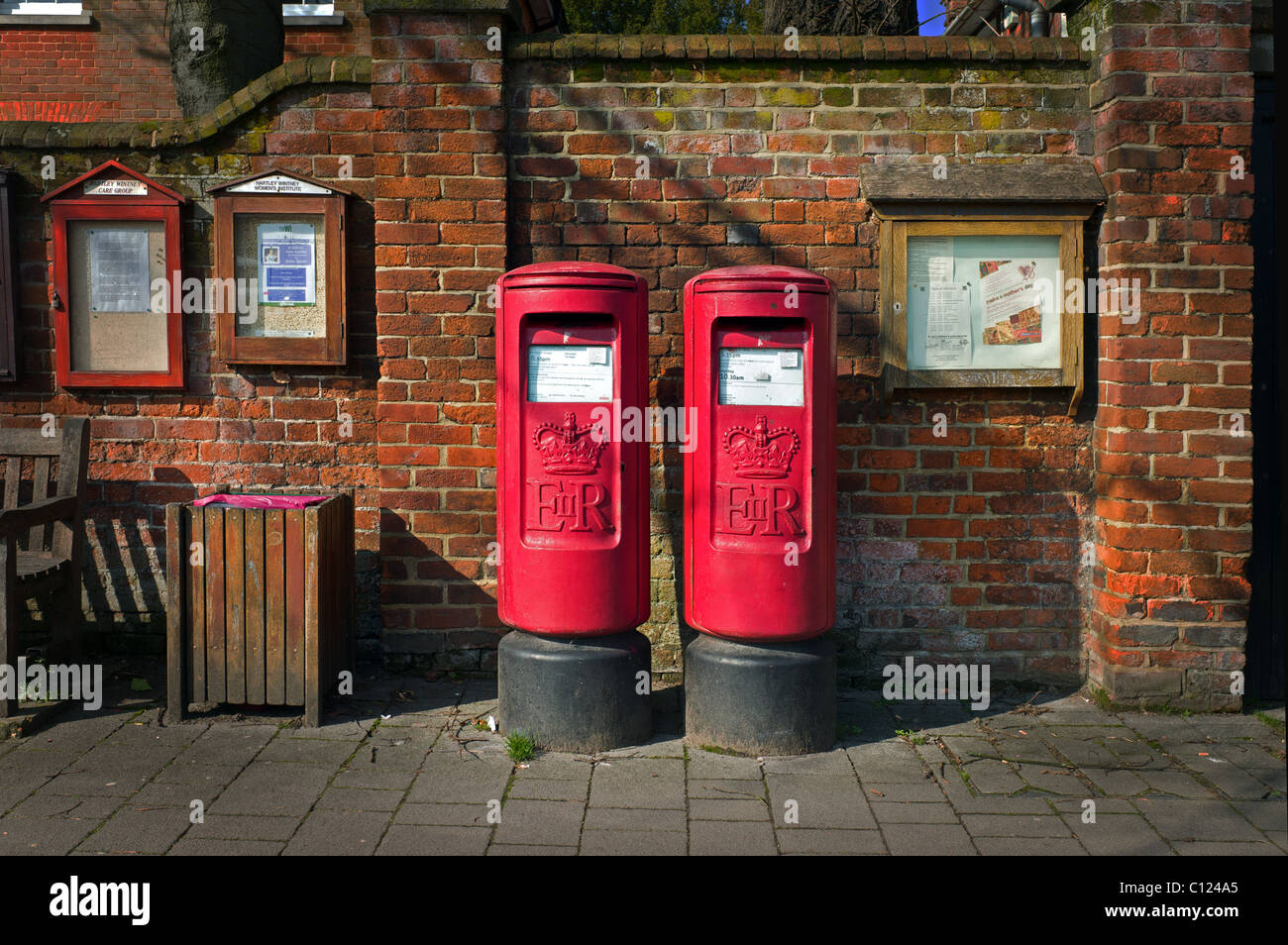 Post Box in rosso Foto Stock