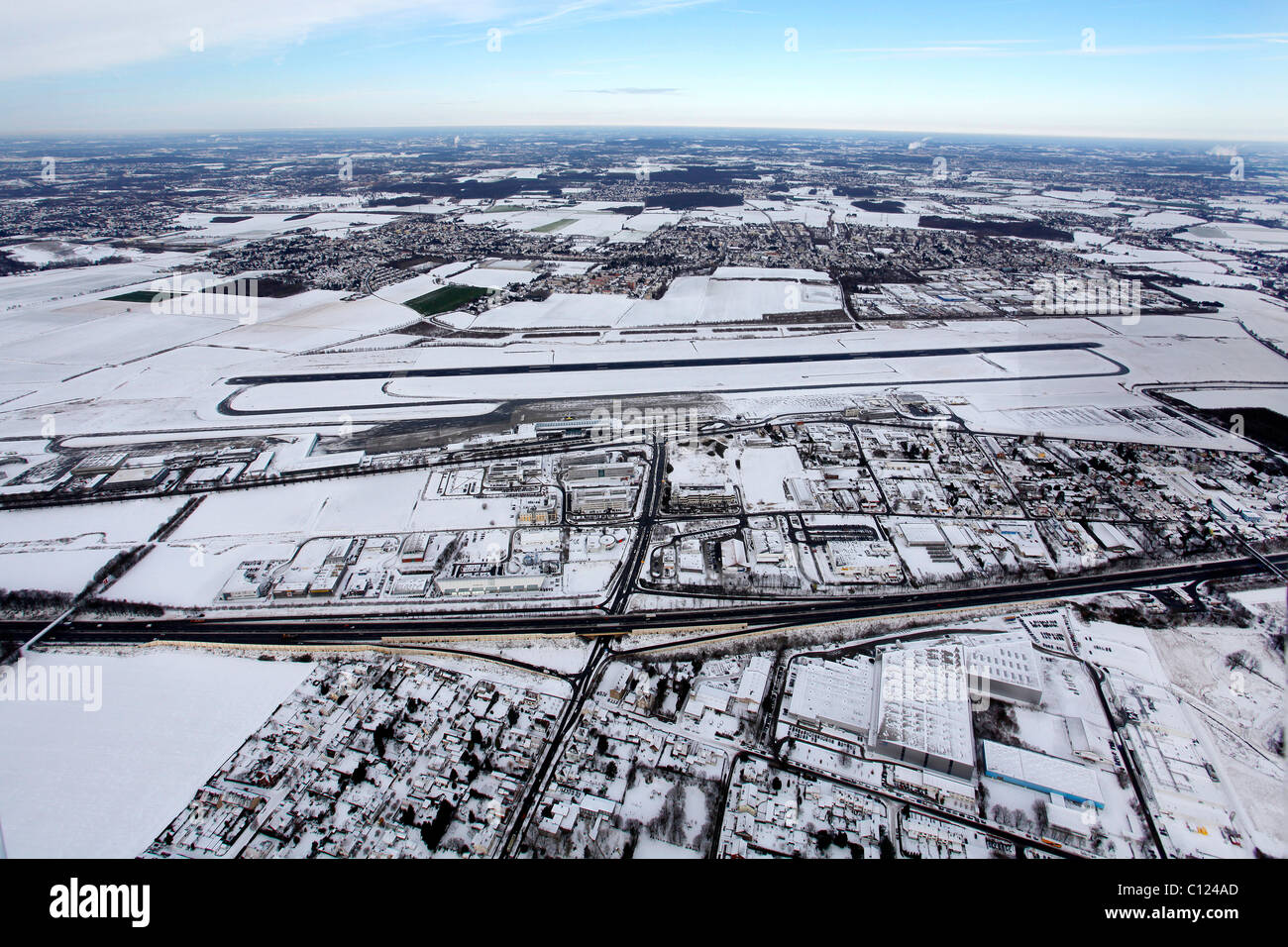 Fotografia aerea, airfield, pista ghiacciata, Dortmund Airport, Holzwickede, la zona della Ruhr, Renania settentrionale-Vestfalia, Germania, Europa Foto Stock