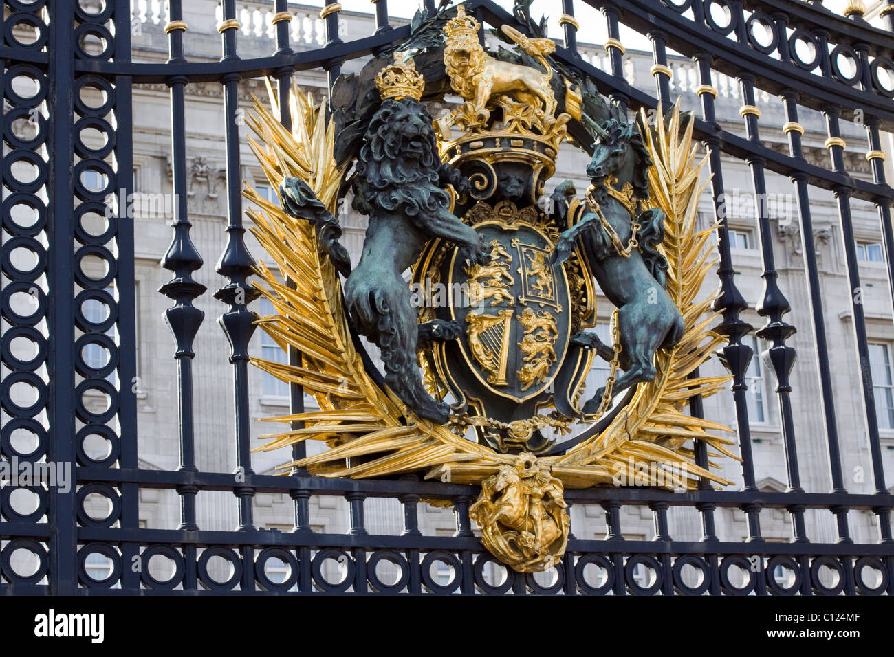 La protezione reale sui cancelli di Buckingham Palace Inghilterra Foto Stock