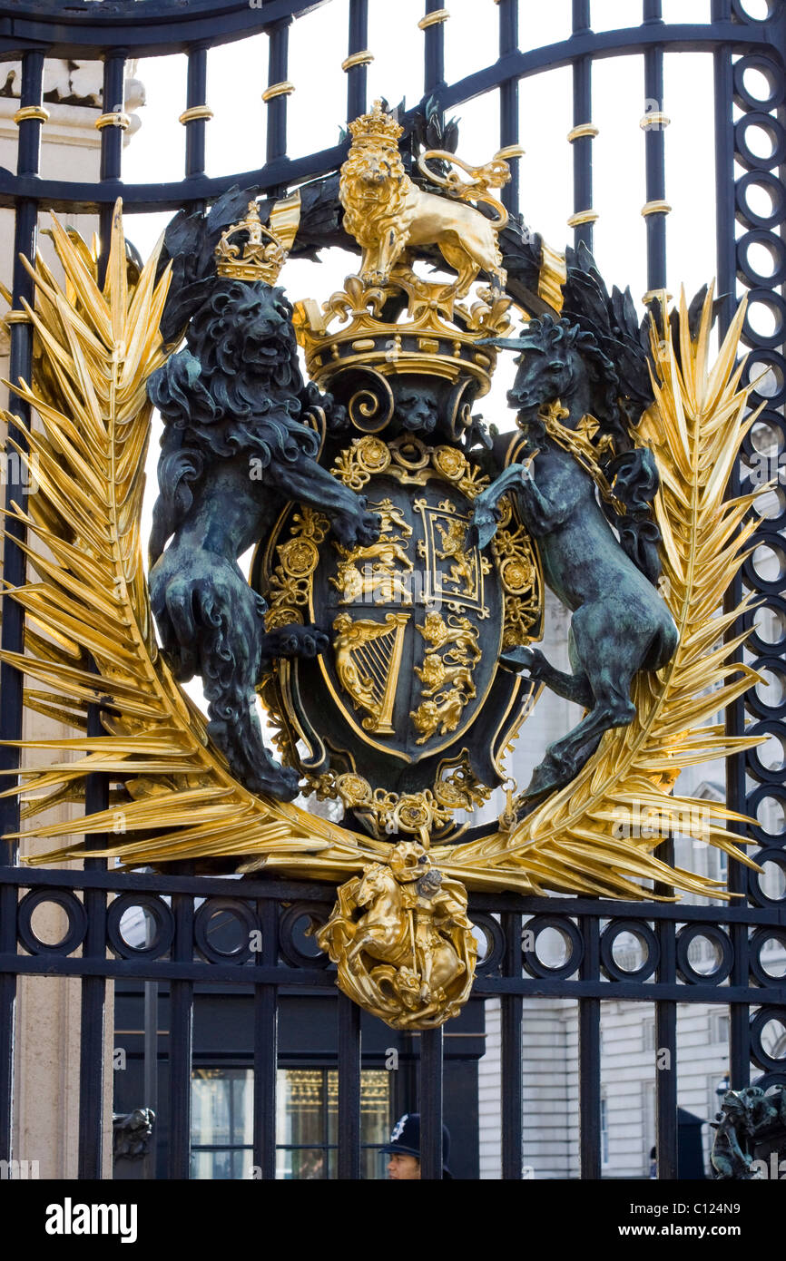 La protezione reale sui cancelli di Buckingham Palace Inghilterra Foto Stock
