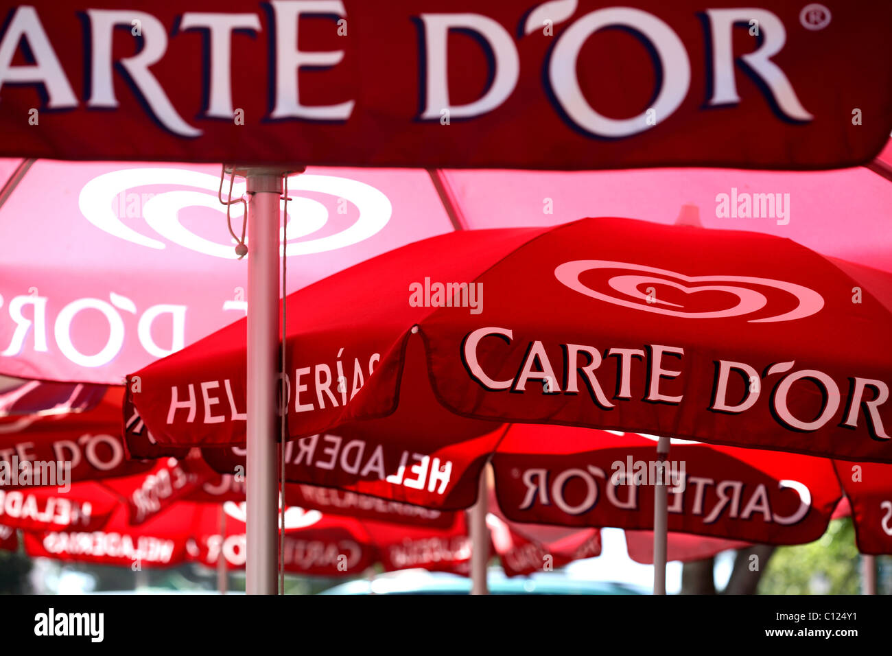 Ombrelloni su tavole di ristorante Malaga Spagna Foto Stock