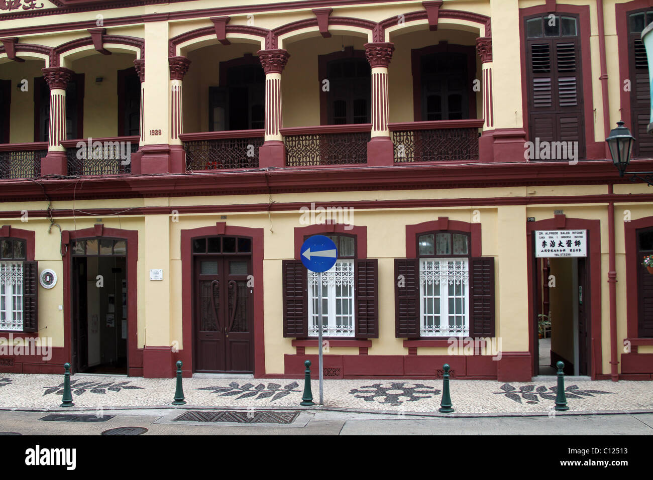 Architettura tradizionale in una strada a Macau, Cina Foto Stock