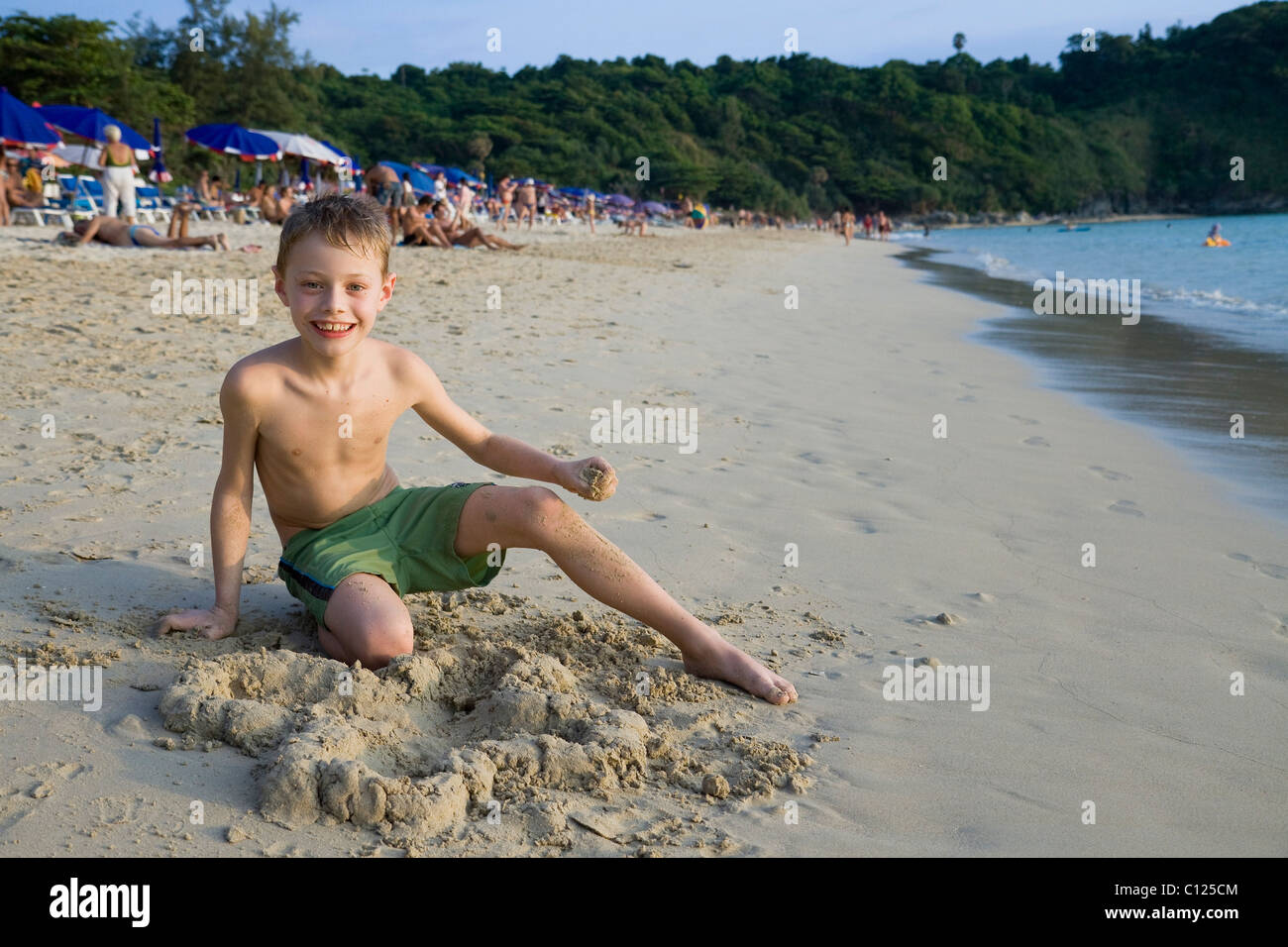 Il ragazzo, 7 anni, su una spiaggia di Phuket, nel sud della Thailandia, Thailandia, Sud-est asiatico Foto Stock