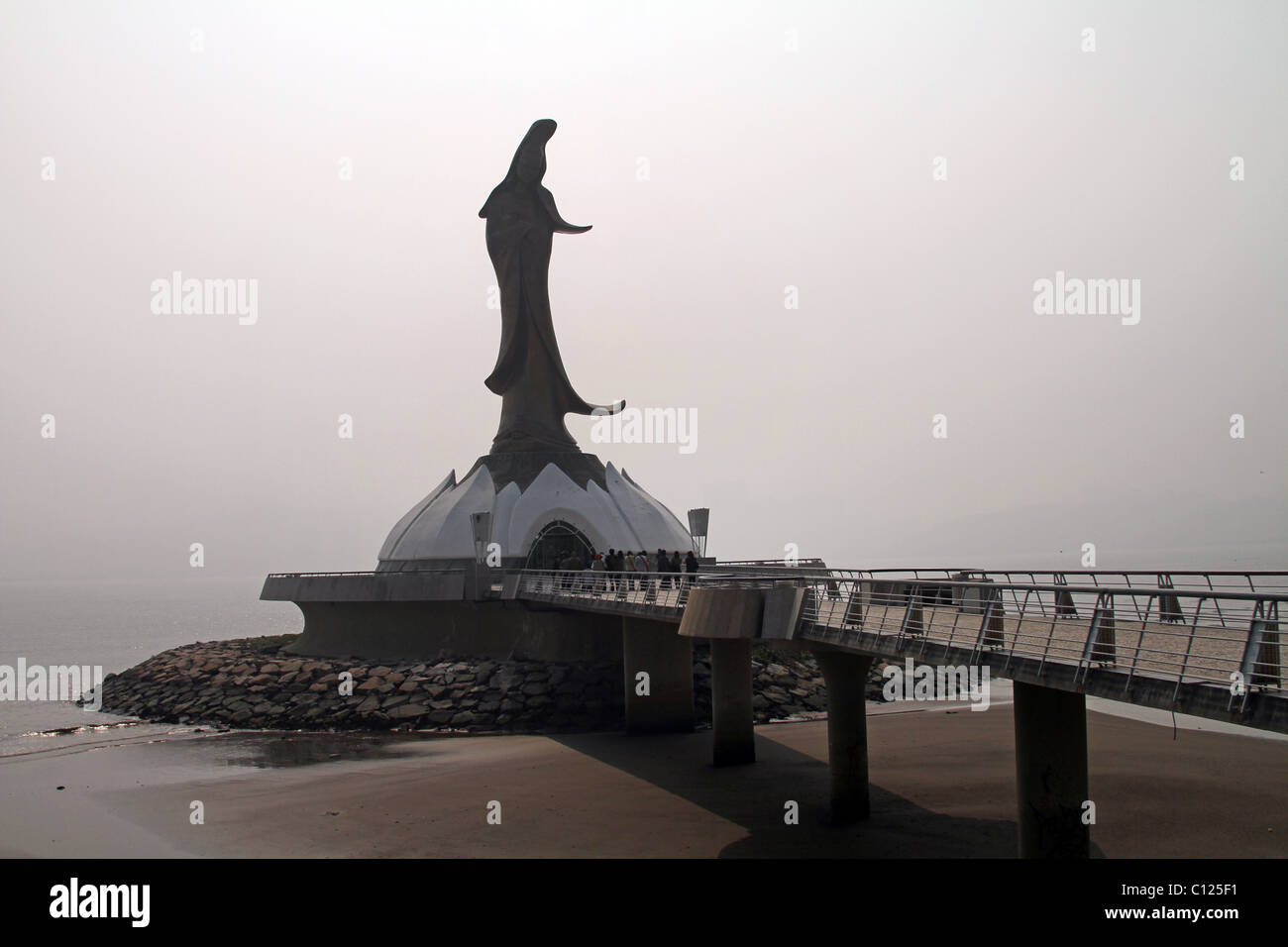 Silhouette di la statua di Kun Lam, la Dea della Misericordia sul Macau Centro Ecumenico di Macau, Cina Foto Stock