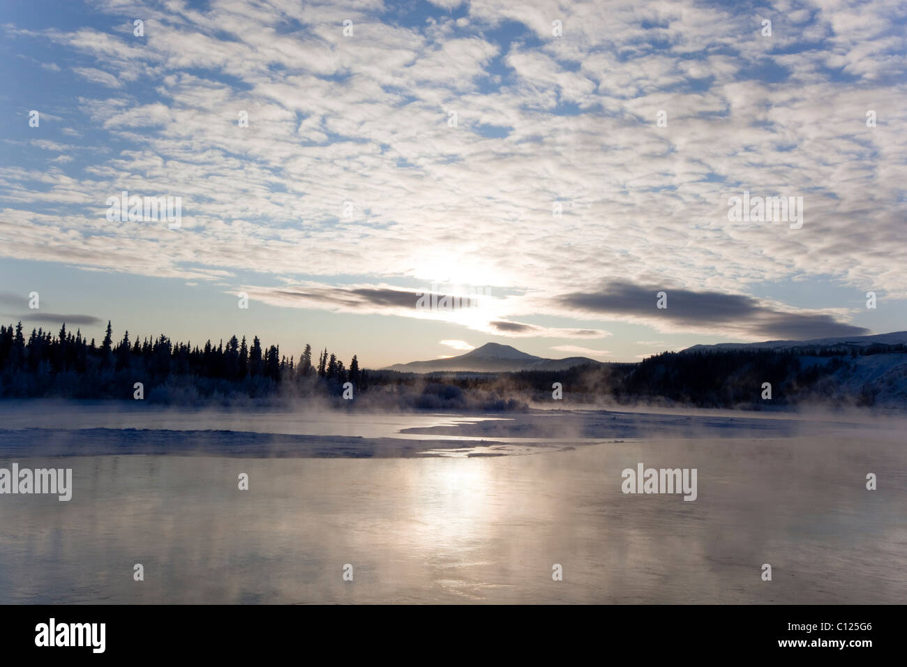 Nebbia di ghiaccio, il congelamento di vaporizzazione, fiume di Yukon, Golden Horn Mountain dietro, vicino a Whitehorse, Yukon Territory, Canada Foto Stock