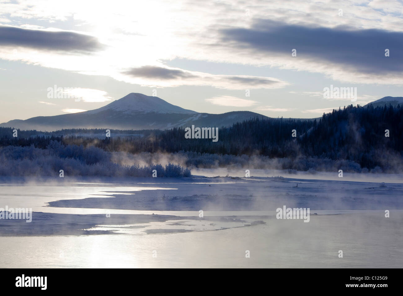 Nebbia di ghiaccio, il congelamento di vaporizzazione, fiume di Yukon, Golden Horn Mountain dietro, vicino a Whitehorse, Yukon Territory, Canada Foto Stock