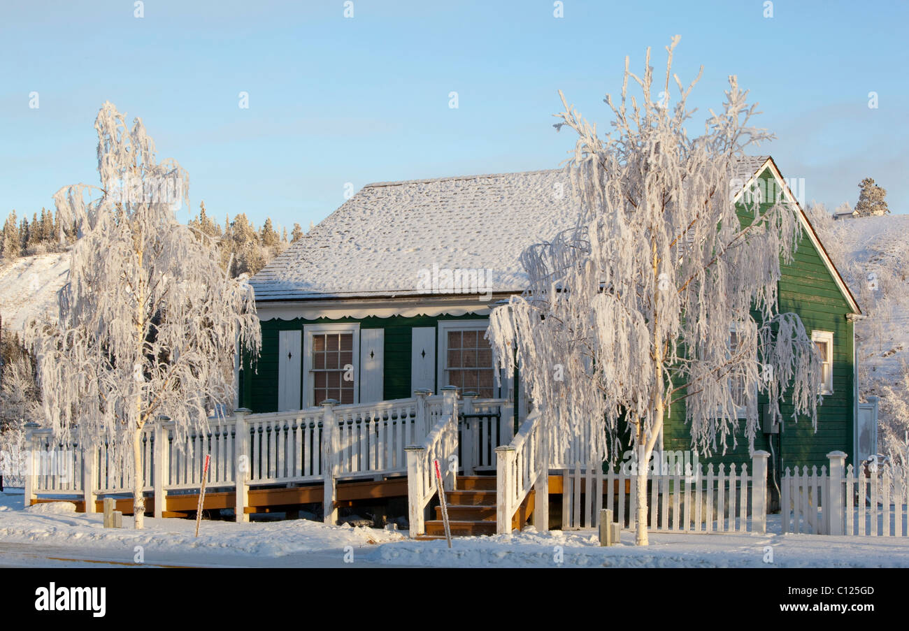 Coperto di brina storica casa in legno e gli alberi, 1° Avenue, Whitehorse, Yukon Territory, Canada Foto Stock