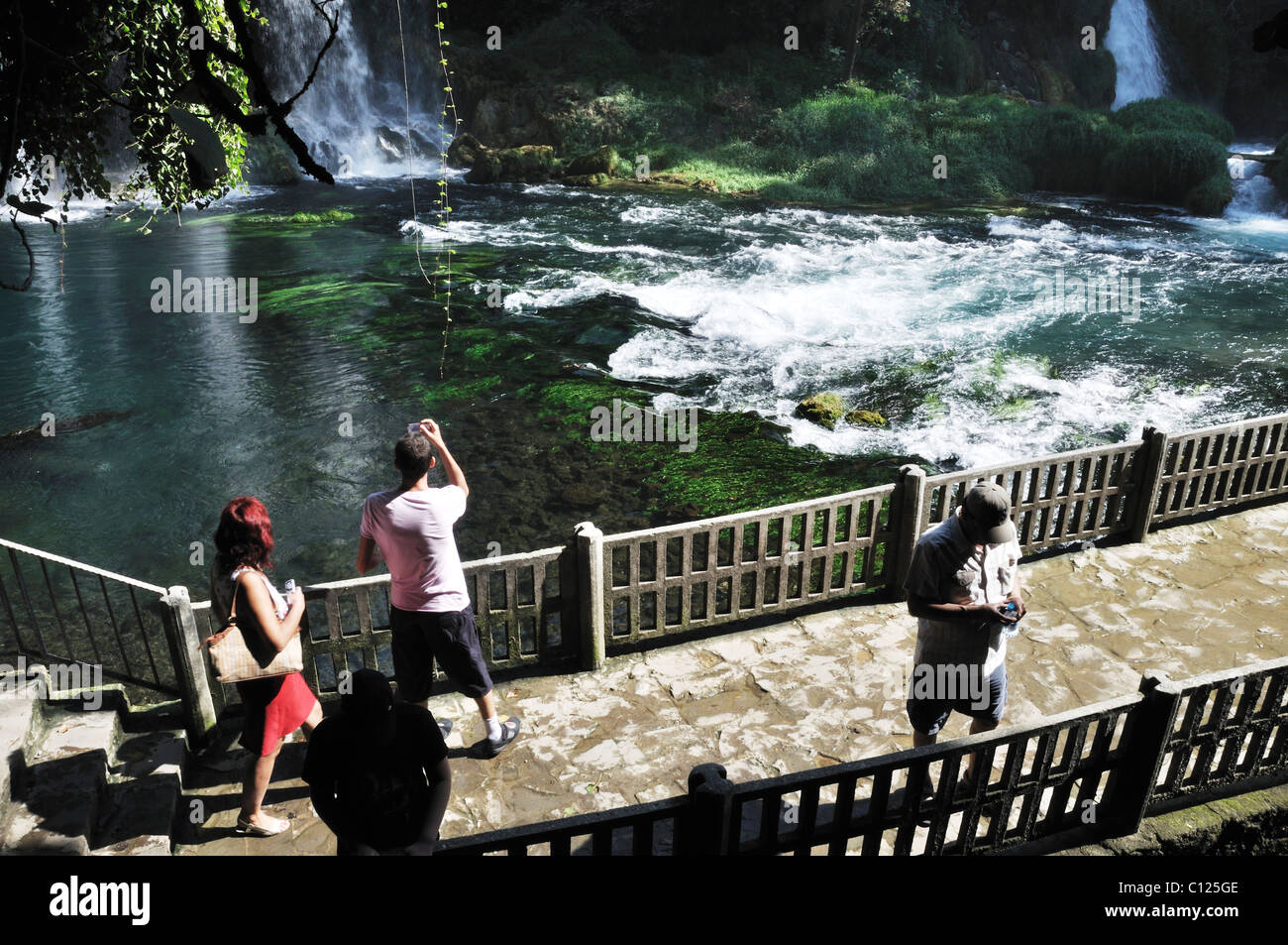 Balcone con vista della cascata e il fiume selvaggio nel verde della foresta Foto Stock