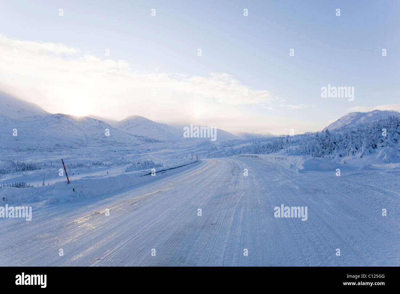 Strada ghiacciata, Sud Klondike Highway vicino Fraser, coperta di neve paesaggio alpino, Pass bianco, costiere gamma Skagway di collegamento Foto Stock