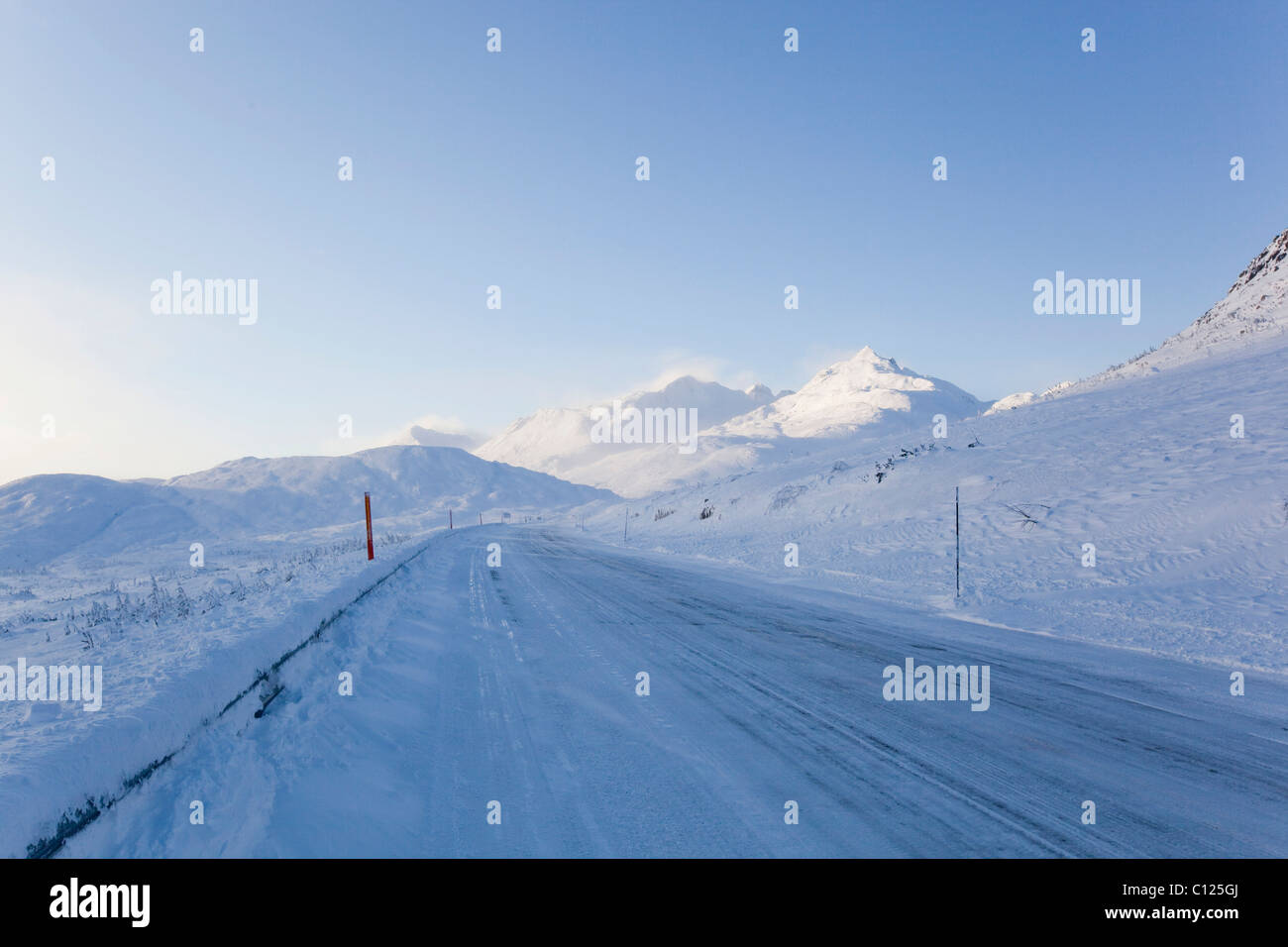 Strada ghiacciata, Sud Klondike Highway vicino Fraser, coperta di neve paesaggio alpino, Bianco Pass, gamma costiere, il collegamento di Skagway Foto Stock