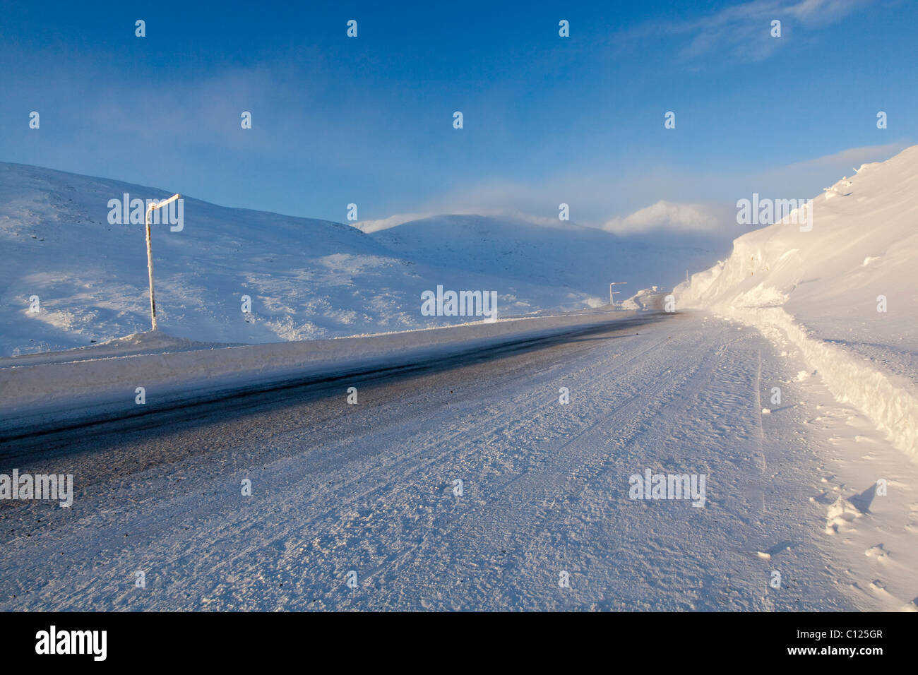 Strada ghiacciata, cumulo di neve alta, Sud Klondike Highway, coperta di neve paesaggio alpino, Bianco Pass, gamma costiere, il collegamento di Skagway Foto Stock