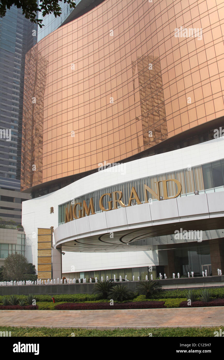 La moderna architettura di vetro curvo su windows al MGM Grand Hotel e casinò di Macau, Cina Foto Stock