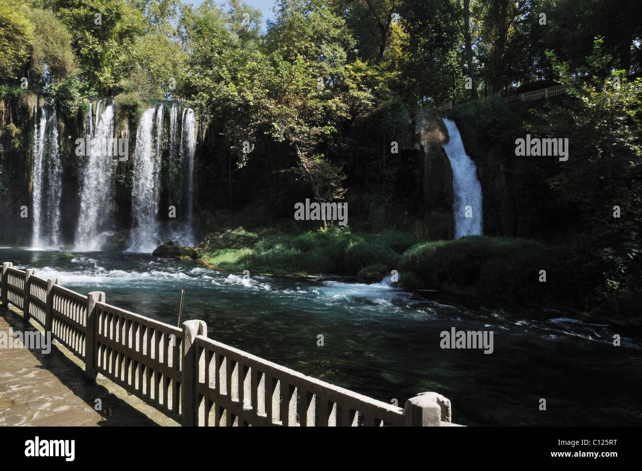 Balcone con vista della cascata e il fiume selvaggio nel verde della foresta Foto Stock