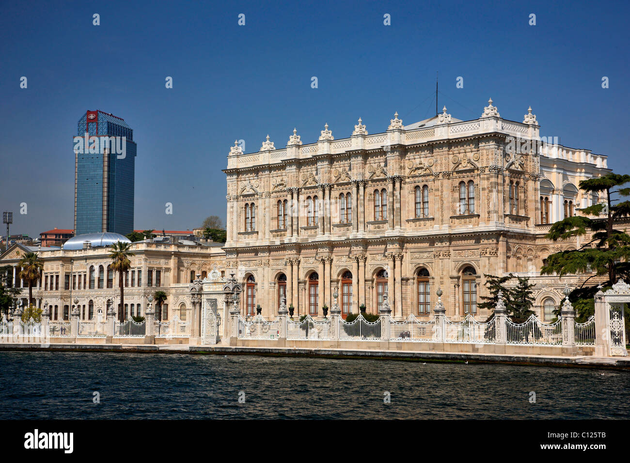 Dolmabahce Palace è uno dei molto imponenti palazzi di Istanbul. Costruito nel tardo periodo ottomano. Foto Stock