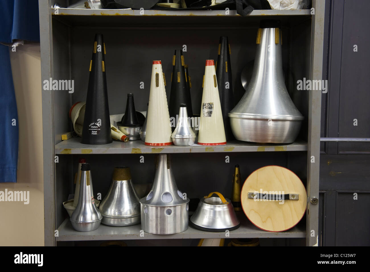 Metallo e plastica disattiva per strumenti in ottone in armadio in sala prove di Tredegar Banda Cittadina Blaenau Gwent South Wales UK Foto Stock