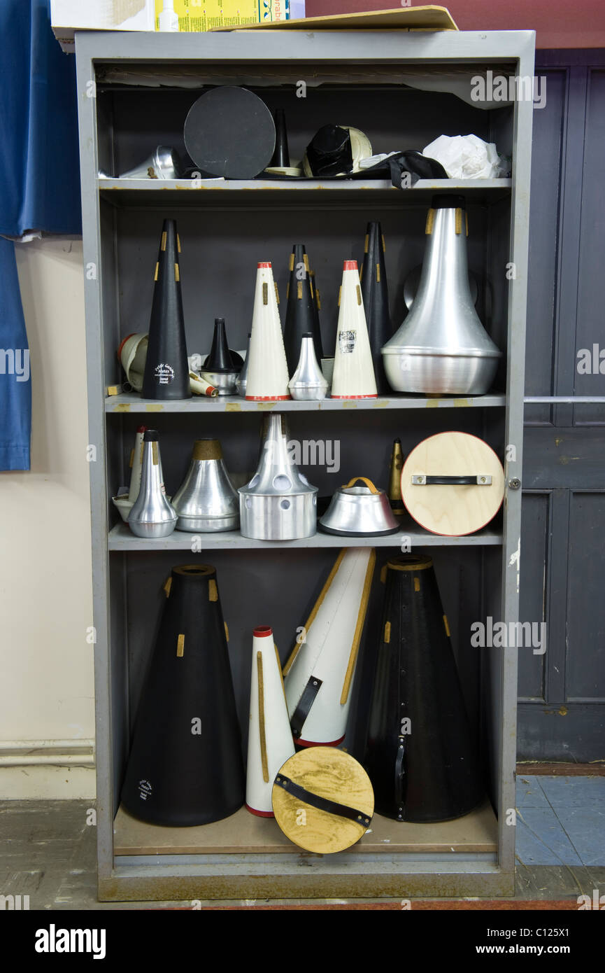 Metallo e plastica disattiva per strumenti in ottone in armadio in sala prove di Tredegar Banda Cittadina Blaenau Gwent South Wales UK Foto Stock
