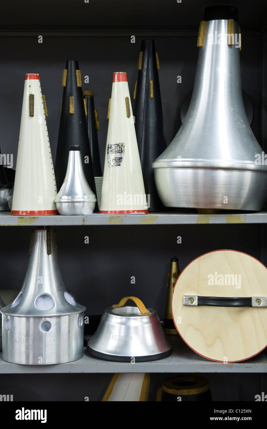 Metallo e plastica disattiva per strumenti in ottone in armadio in sala prove di Tredegar Banda Cittadina Blaenau Gwent South Wales UK Foto Stock