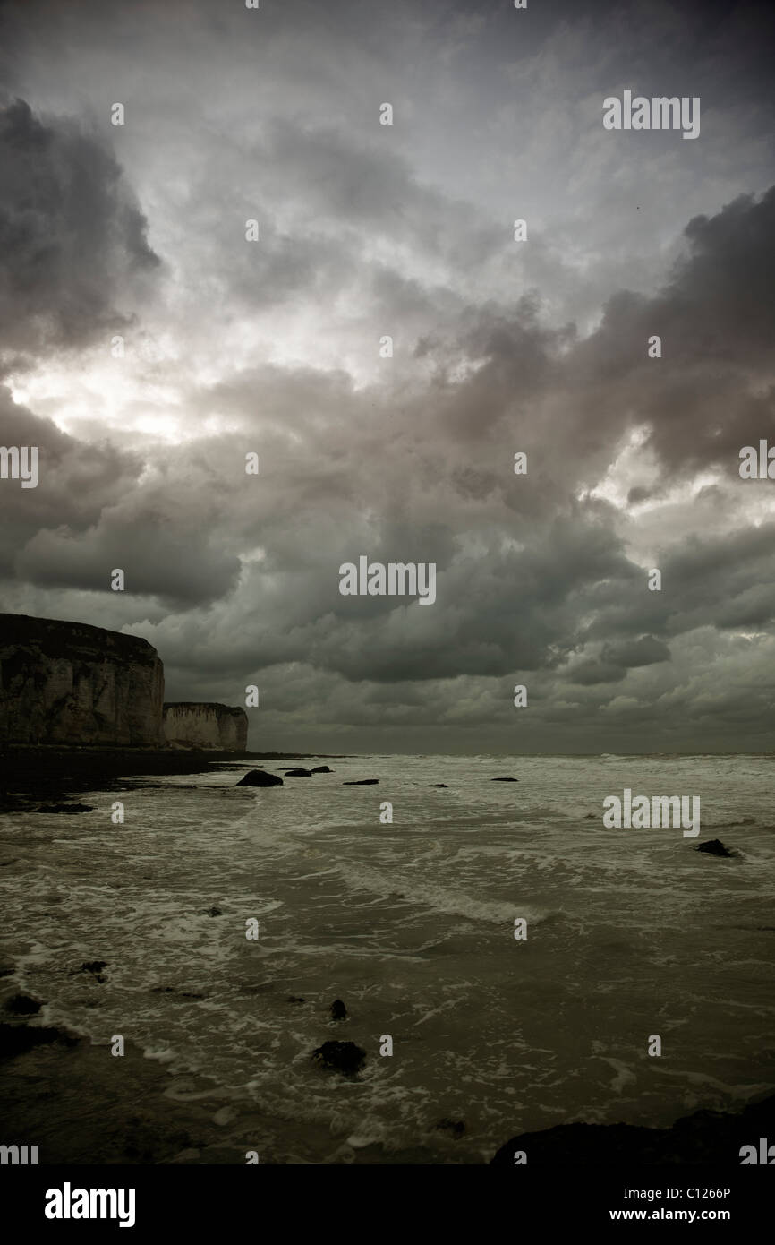 Vista del mare sotto le scogliere Yport, cielo nuvoloso, mare mosso, La Côte d'Albâtre coast, in Normandia, Francia, Europa Foto Stock
