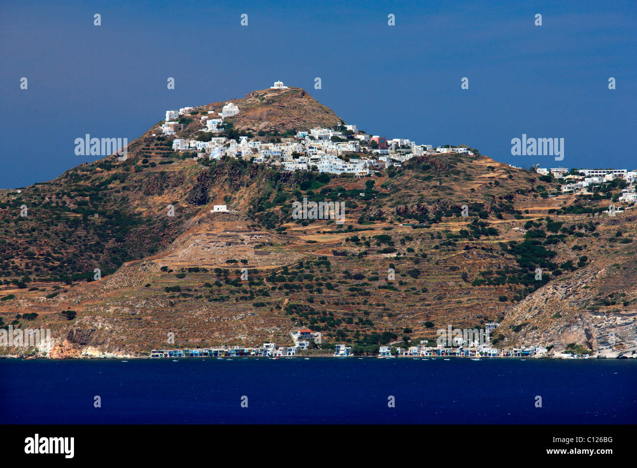 Grecia Isola di Milos. Vista di Plaka, Tripiti e Klima villaggi da Emboreios, sul lato opposto del golfo di Milos Foto Stock