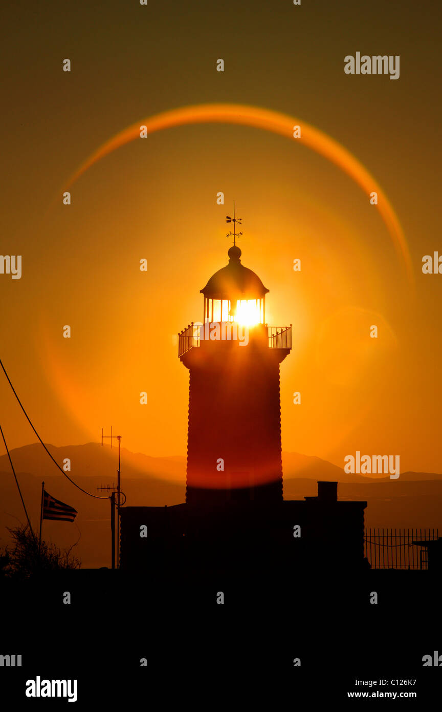 Il Lighthouse vicino al sito archeologico di Heraion di Perachora, Lourtraki, Grecia Foto Stock