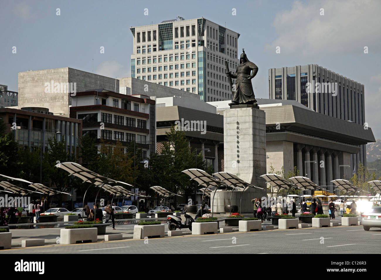 Principale Viale Sejongno con Gwanghwamun Plaza e l'Ammiraglio Yi Sun Shin statua nel centro cittadino di Seoul, Corea del Sud, Asia Foto Stock