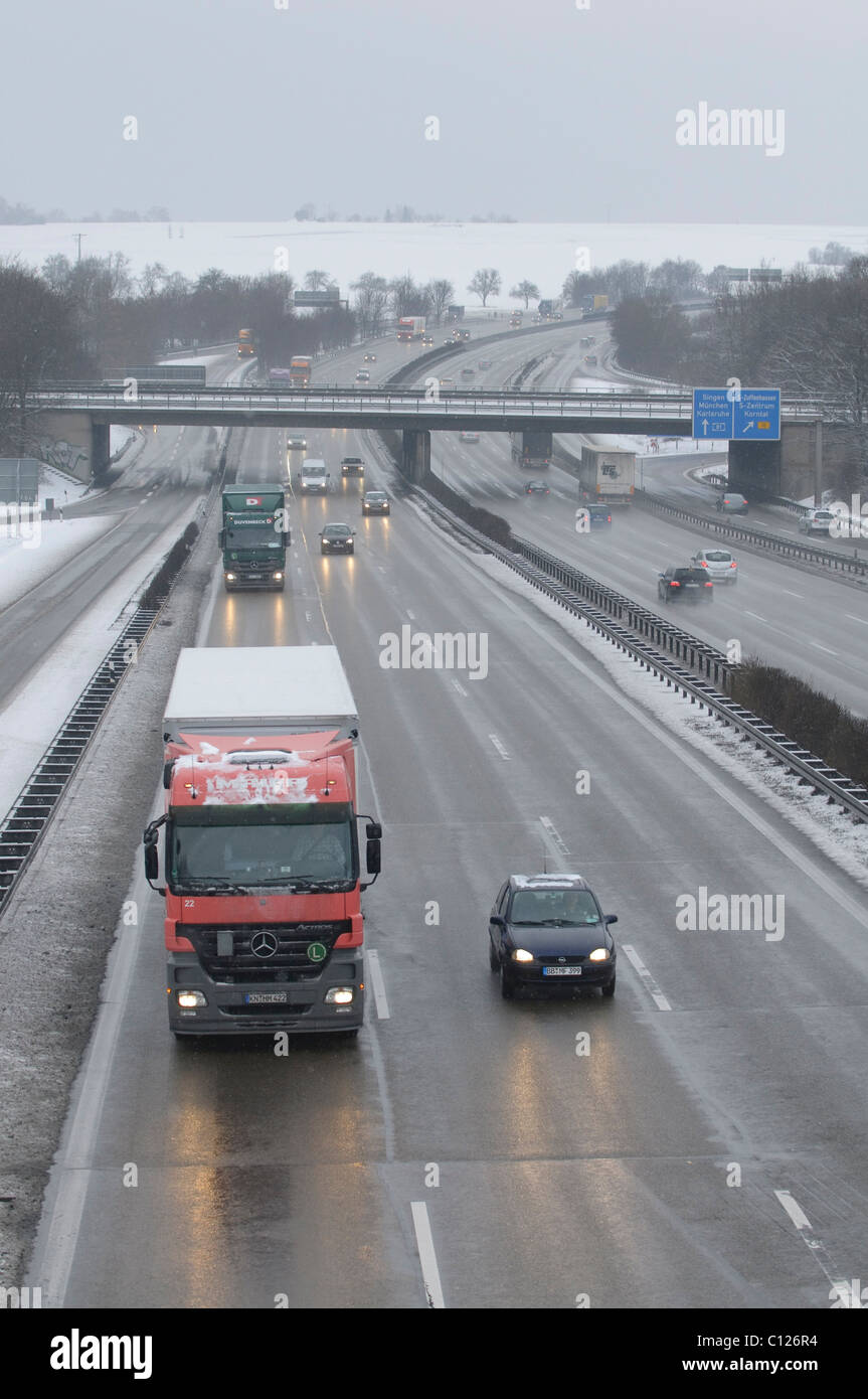 Il wintery autostrada A 81 a Zuffenhausen di Stoccarda lo, guardando in direzione di Heilbronn, Stoccarda, Baden-Wuerttemberg, Germania, Europa Foto Stock