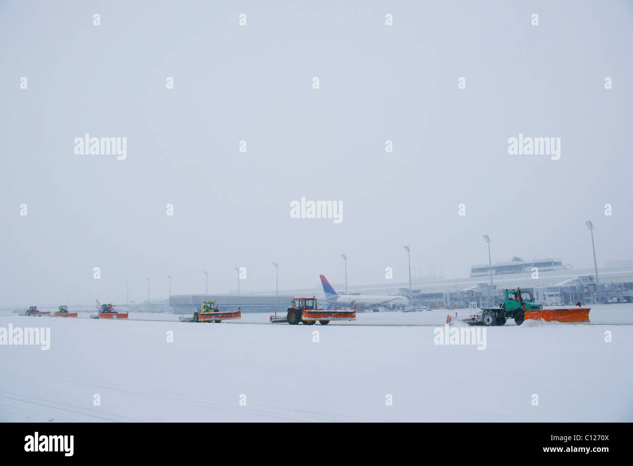 Neve, in inverno, spazzaneve, piano, area maneuvring, west, vie di rullaggio, terminale 1, Aeroporto di Monaco di Baviera, MUC, Baviera, Germania, Europa Foto Stock