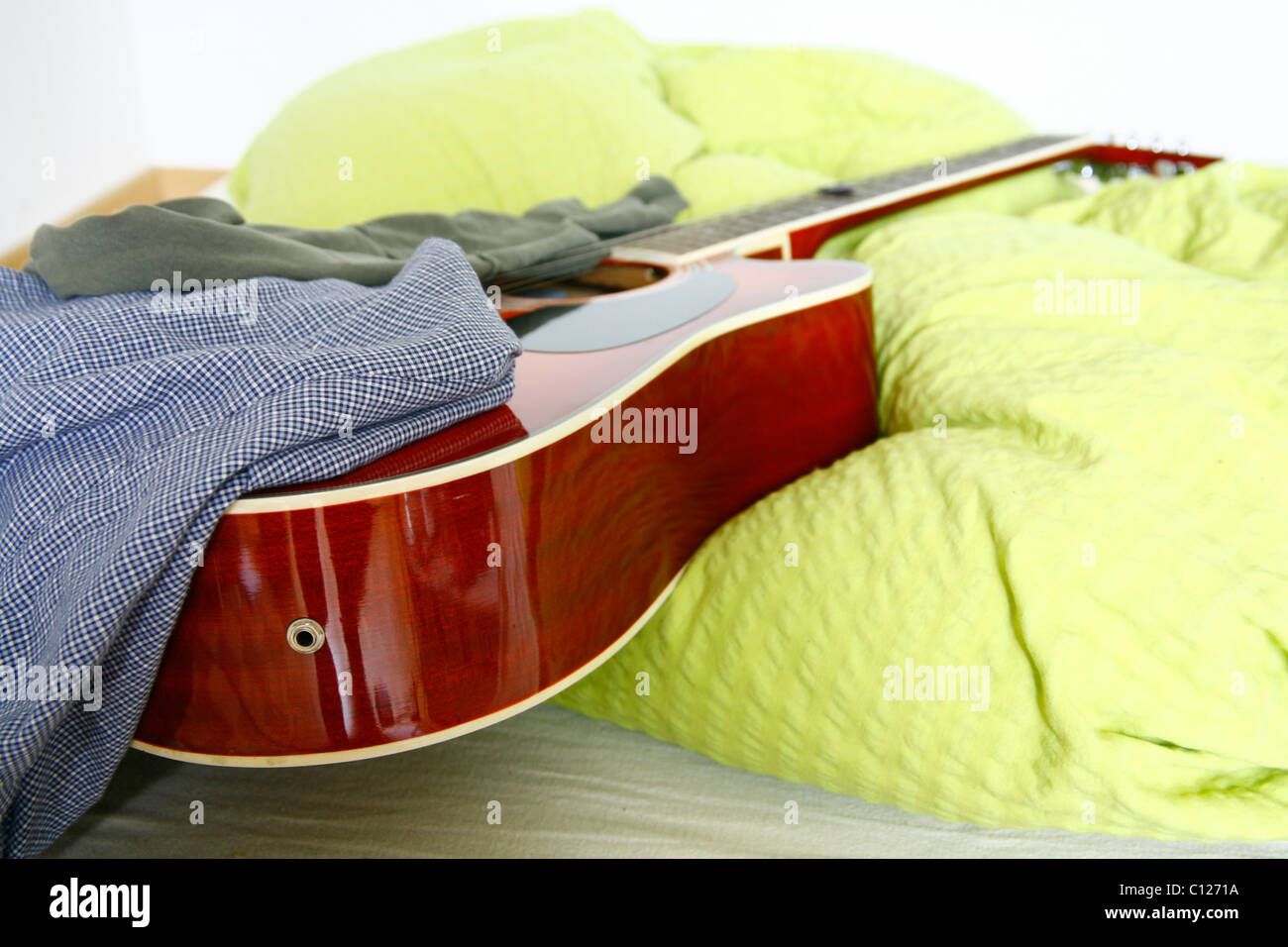 Camera disordinato, student room con una chitarra Foto Stock