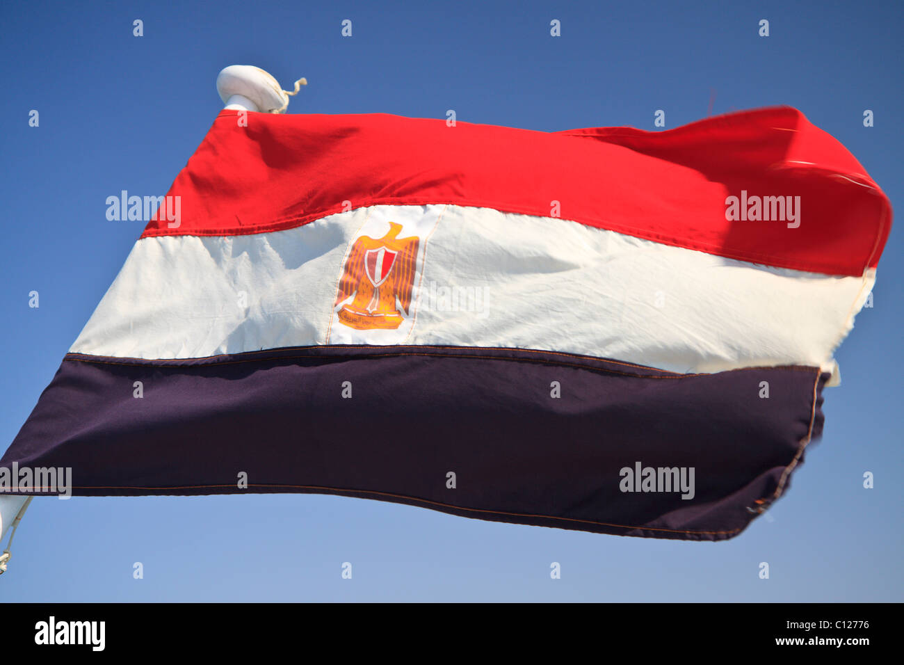 Bandiera egiziana contro un cielo blu Foto Stock