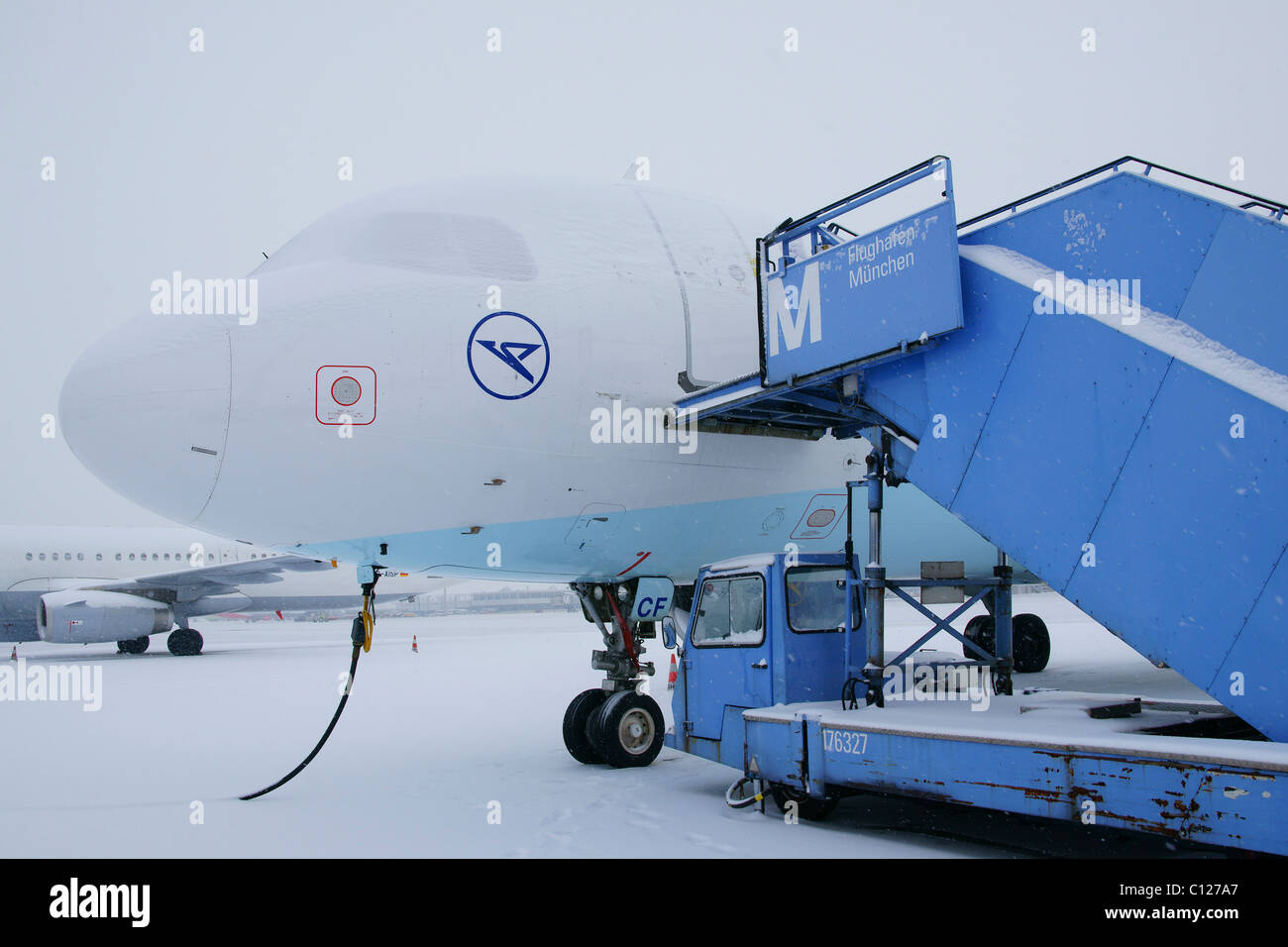 Neve, in inverno, scale passeggeri, Condor Airbus A320 aereo, aeroporto di Monaco di Baviera, MUC, Baviera, Germania, Europa Foto Stock