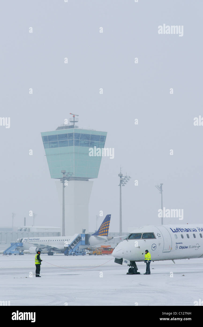 Neve, in inverno, roll out, gioco, preparazione per il decollo, Lufthansa aereo, torre di controllo, east grembiule, Aeroporto di Monaco di Baviera, MUC Foto Stock