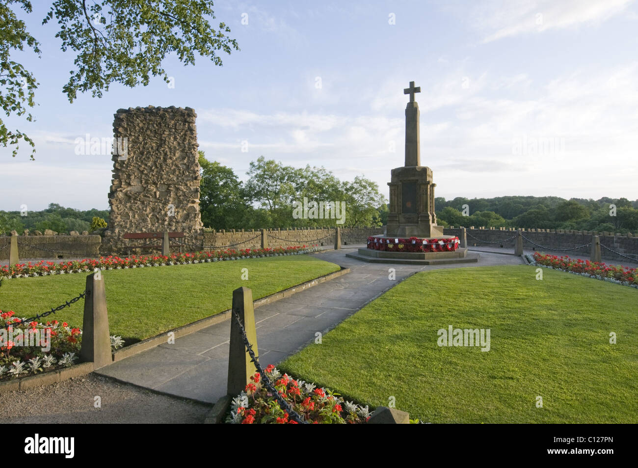 Papaveri rossi nel WW1 e WW2 monumento commemorativo di guerra (giardini paesaggistici panoramici, rovine storiche, fiori) - Knaresborough Castle Garden, North Yorkshire Inghilterra UK. Foto Stock
