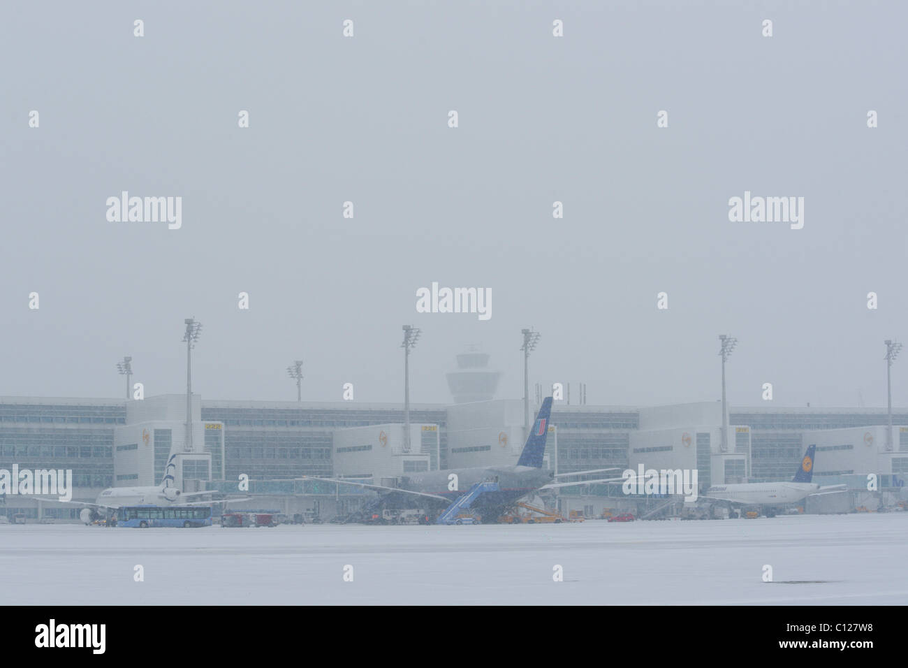 Neve, in inverno o fila di aerei, line up, la posizione di parcheggio, terminale 2, East grembiule, Aeroporto di Monaco di Baviera, MUC, Baviera, Germania, Europa Foto Stock