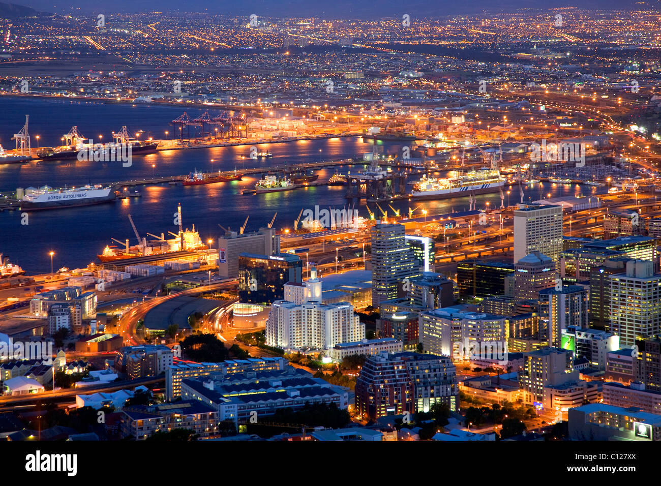 Vista della città di notte da Signal Hill, crepuscolo, Cape Town, Sud Africa e Africa Foto Stock