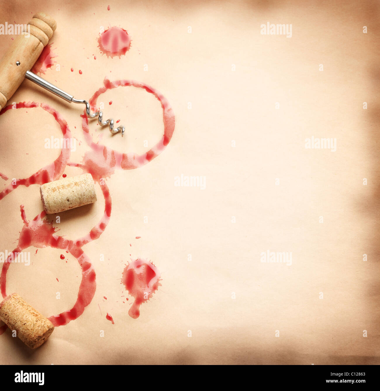 Cerchi di vino dalla bottiglia sulla vecchia carta con un cavatappi e tappi. Foto Stock