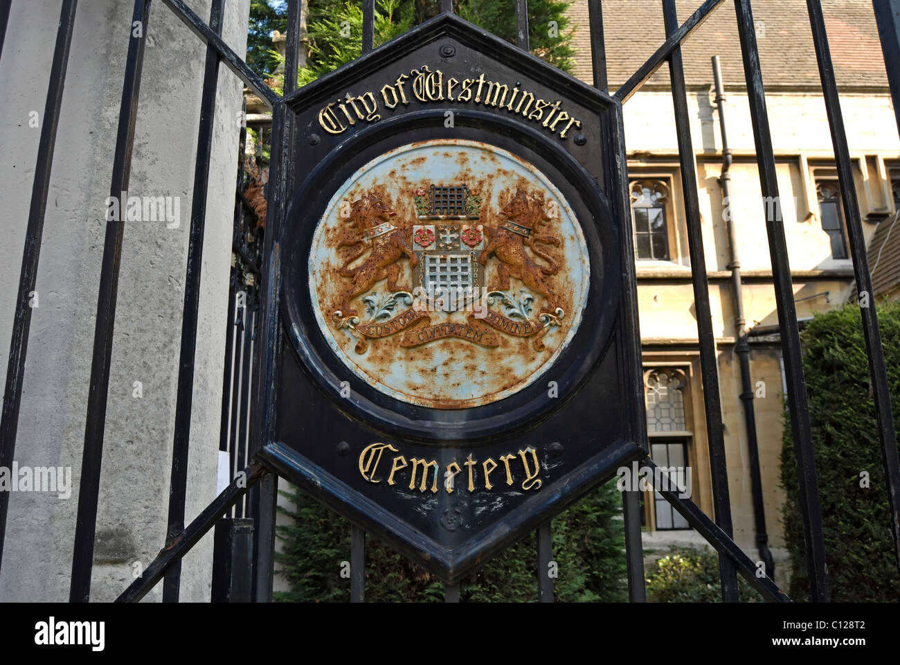City of Westminster stemma sul cancello di ingresso al cimitero di Westminster, Hanwell, a ovest di Londra - Inghilterra Foto Stock