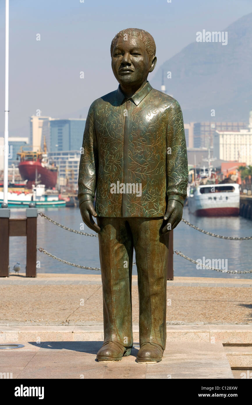 Statua di bronzo di Nelson Mandela, Victoria & Alfred Waterfront, Città del Capo, Western Cape, Sud Africa e Africa Foto Stock