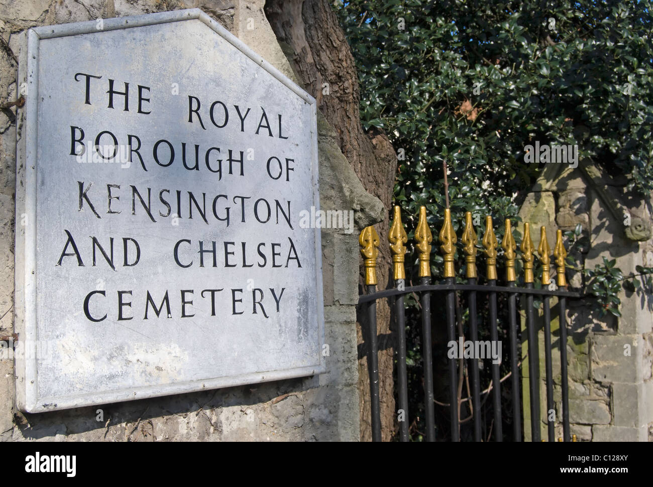 Ingresso segno per il royal borough di kensington e chelsea cimitero, Hanwell, a ovest di Londra - Inghilterra Foto Stock