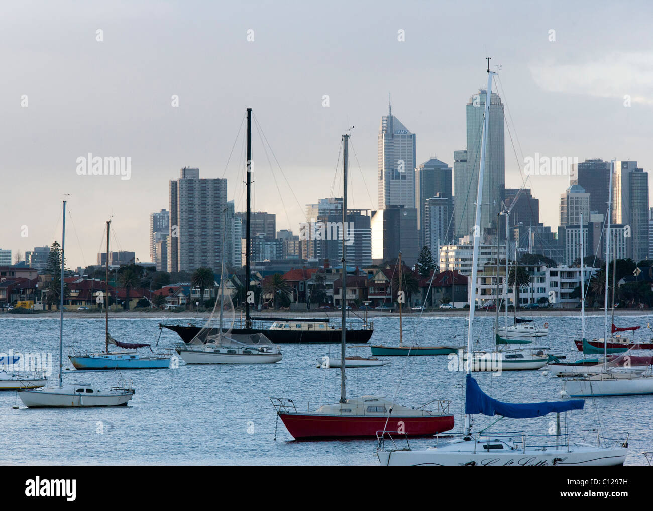 Porto di Melbourne che mostra delle barche a vela nella parte anteriore del CBD distanti come si vede da St. Kilda è Pier. Foto Stock